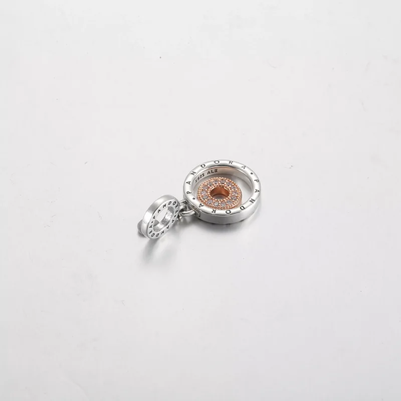 (resim) İki Renkli Pandora Logolu Halkalı Sallantılı Charm - 782287C01 - Görüntüle 4
