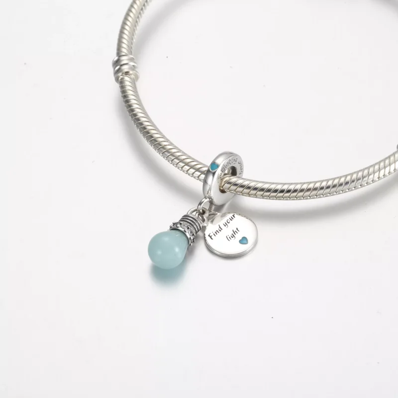 (resim) Pandora Karanlıkta Parlayan Ampul Çift Sallantılı Charm - 791123C01 - Görüntüle 4