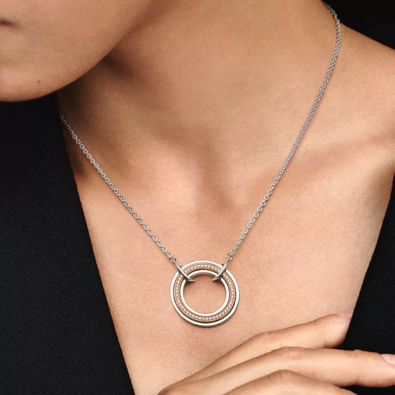 (resim) Pandora Signature İki Renkli Logo ve Pavé Kolye - 382772C01 - Görüntüle 2
