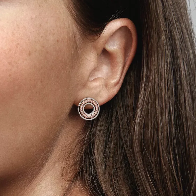 (resim) Pandora Signature İki Renkli Logo ve Pavé Küpe - 282780C01 - Görüntüle 3