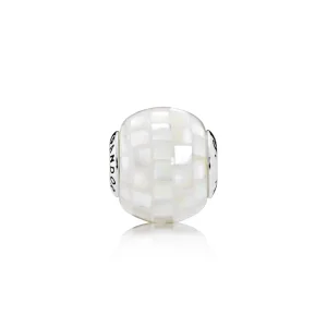 PANDORA CÖMERTLIK Kolye Ucu, Beyaz Sedef Mozaik - 796079MMW (resim) PANDORA CÖMERTLIK Kolye Ucu, Beyaz Sedef Mozaik - 796079MMW