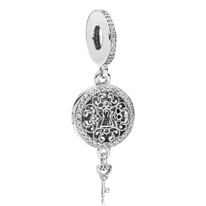 PANDORA Muhteşem Aşk Anahtarı Askı Charm, Berrak CZ - 797660CZ (resim) PANDORA Muhteşem Aşk Anahtarı Askı Charm, Berrak CZ - 797660CZ