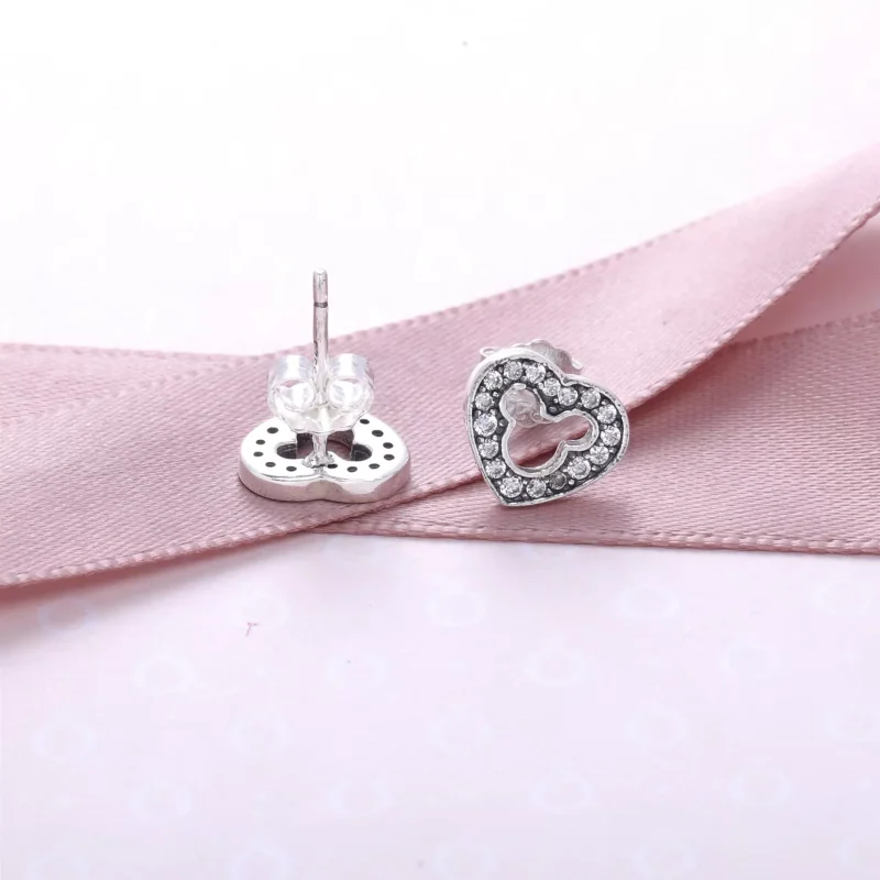 (resim) Disney heart silver stud earrings with cubic zirconia and cut-out Mickey silhoue - Görüntüle 3