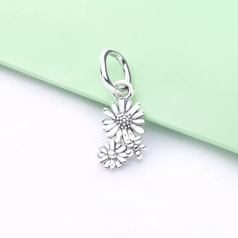 (resim) Pandora Papatya Çiçek Buketi Sallantılı Charm - 798819C00 - Görüntüle 2