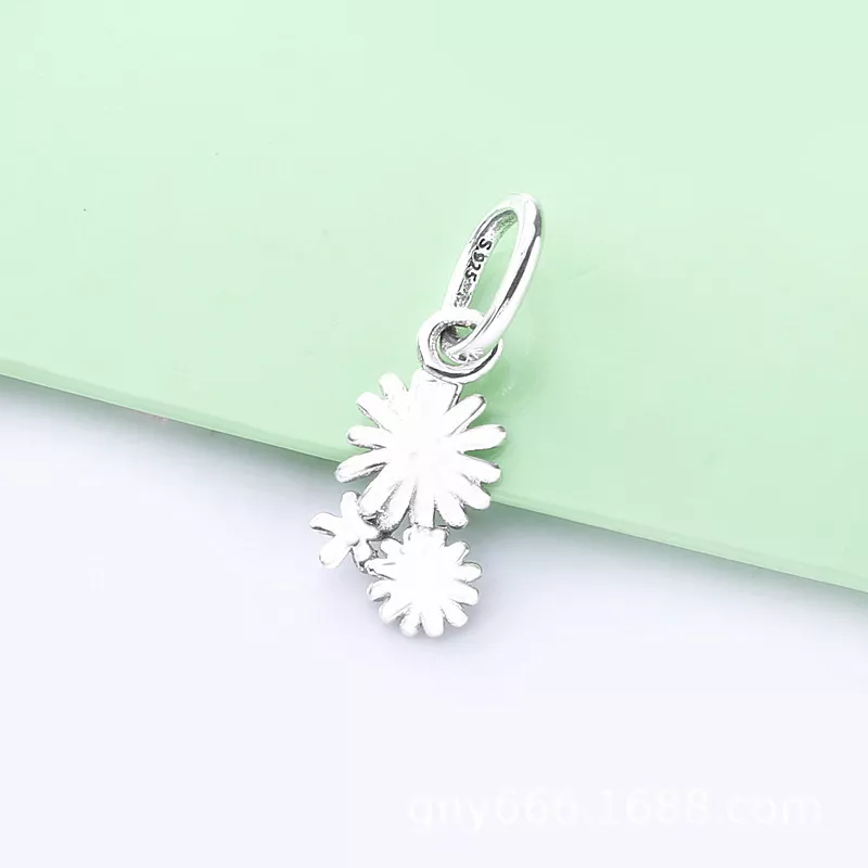 (resim) Pandora Papatya Çiçek Buketi Sallantılı Charm - 798819C00 - Görüntüle 3
